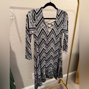 Chic Black and White Patterned Long Sleeve Dress